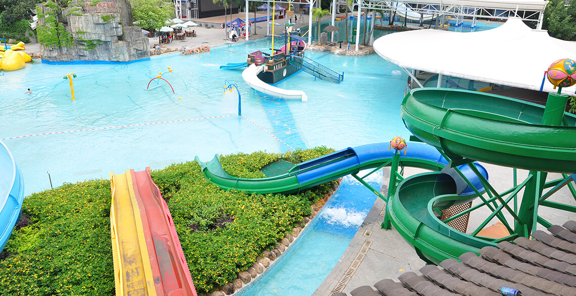 There are two layers of 4 slides, two straight slides on the second floor, and two spiral walks on the third floor. Adults only. There are reminder signs with a fixed opening time in the park.