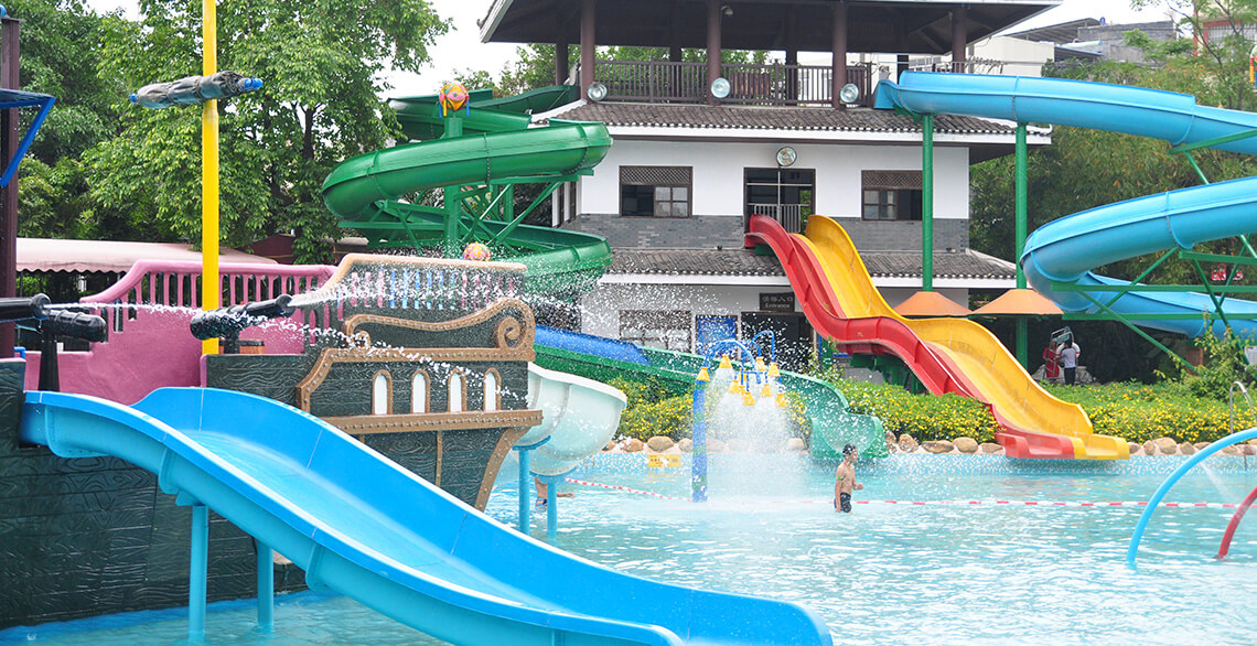 There are two layers of 4 slides, two straight slides on the second floor, and two spiral walks on the third floor. Adults only. There are reminder signs with a fixed opening time in the park.