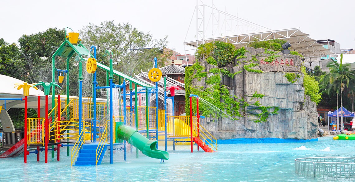  Beside the swimming pool,there are slides, rock climbing, vats, kegs, swings, etc. Suitable for all ages.